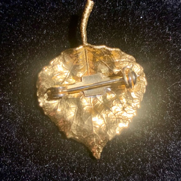 Vintage Gold Tone Textured Leaf Pin Brooch - Picture 4 of 6